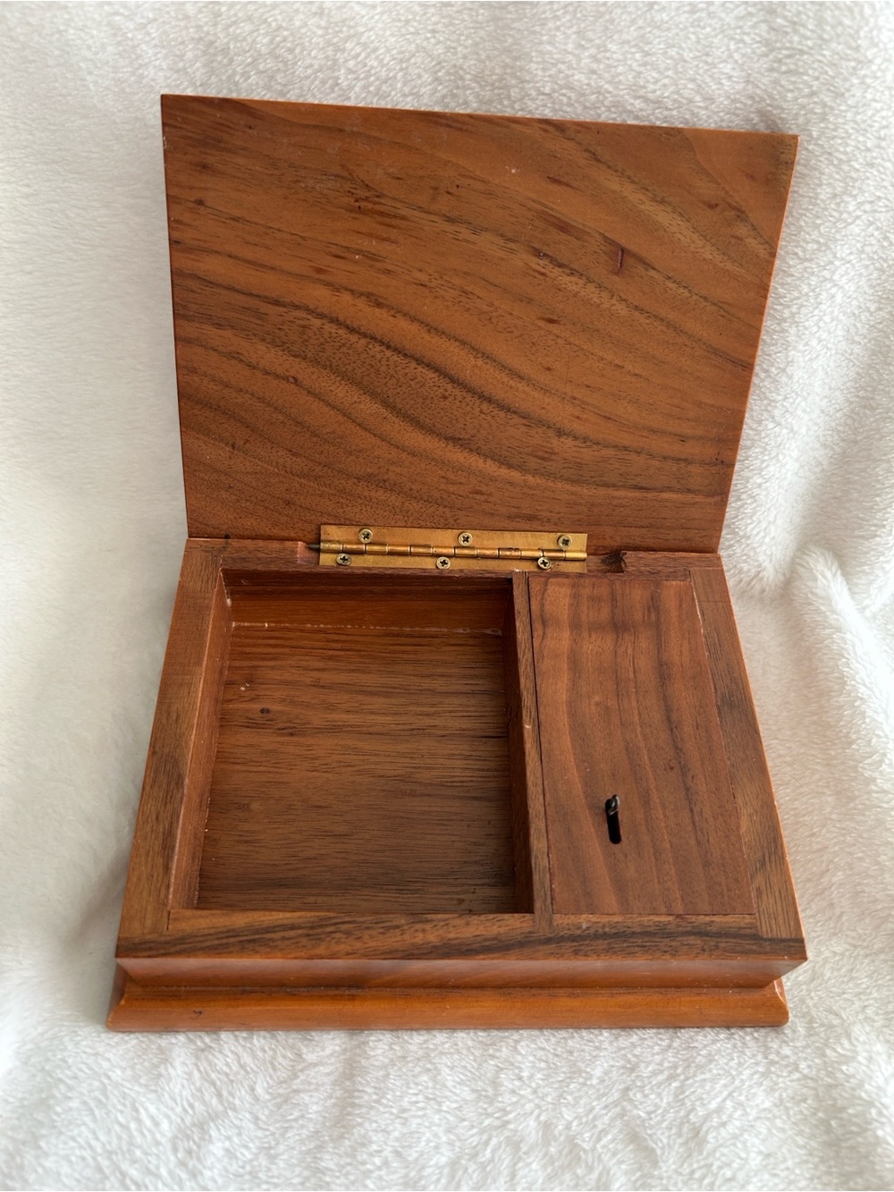 Wooden music box with University of Maine brass medallion - Picture 8 of 11